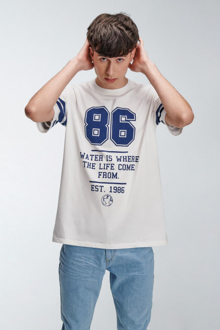 Camiseta unicolor manga corta con diseños college estampados