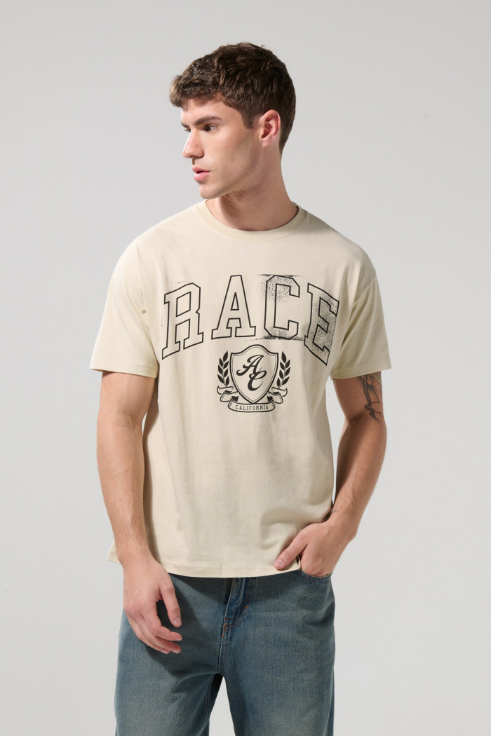 Camiseta kaki clara con texto college y cuello redondo