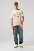 Camiseta kaki clara con texto college y cuello redondo