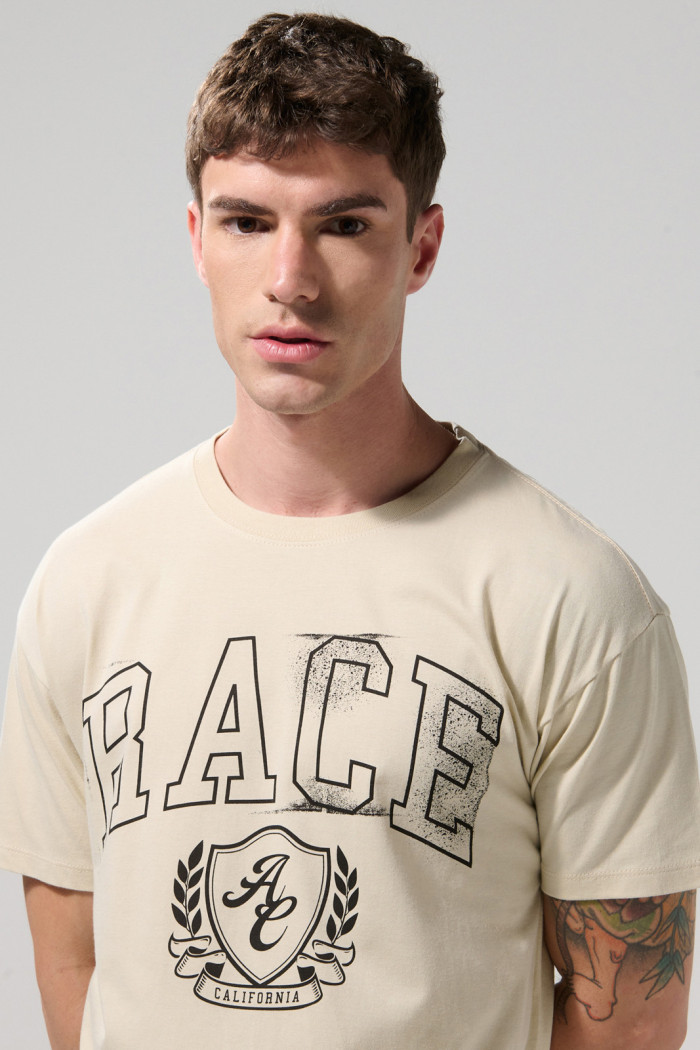 Camiseta kaki clara con texto college y cuello redondo