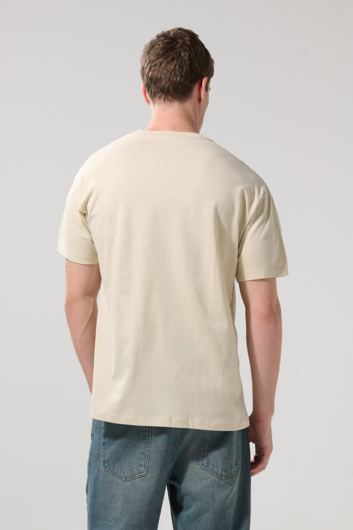 Camiseta kaki clara con texto college y cuello redondo