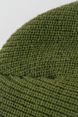 Gorro verde oscuro tejido con texturas de canal