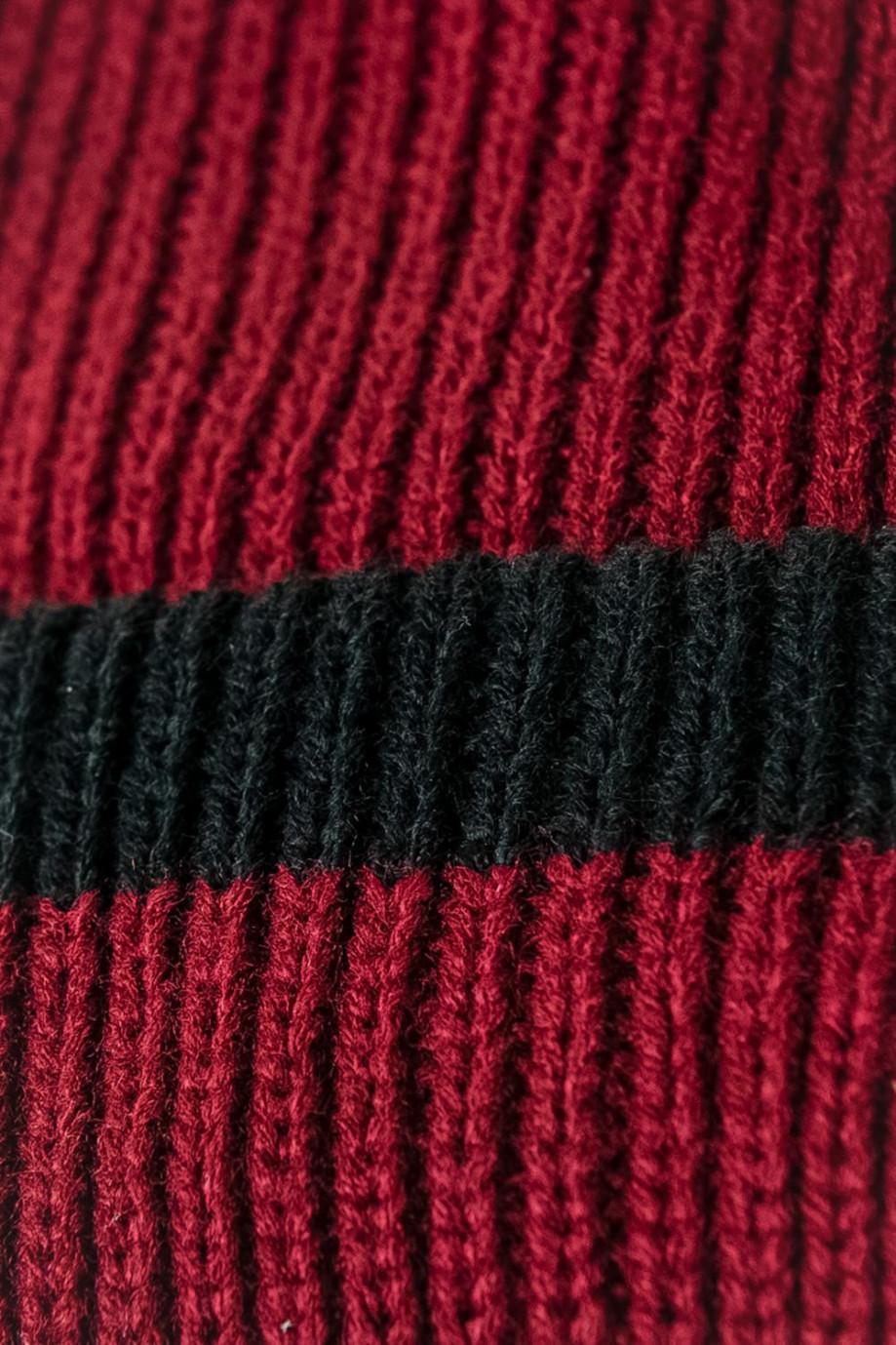 Gorro rojo oscuro tejido con contraste negro en borde