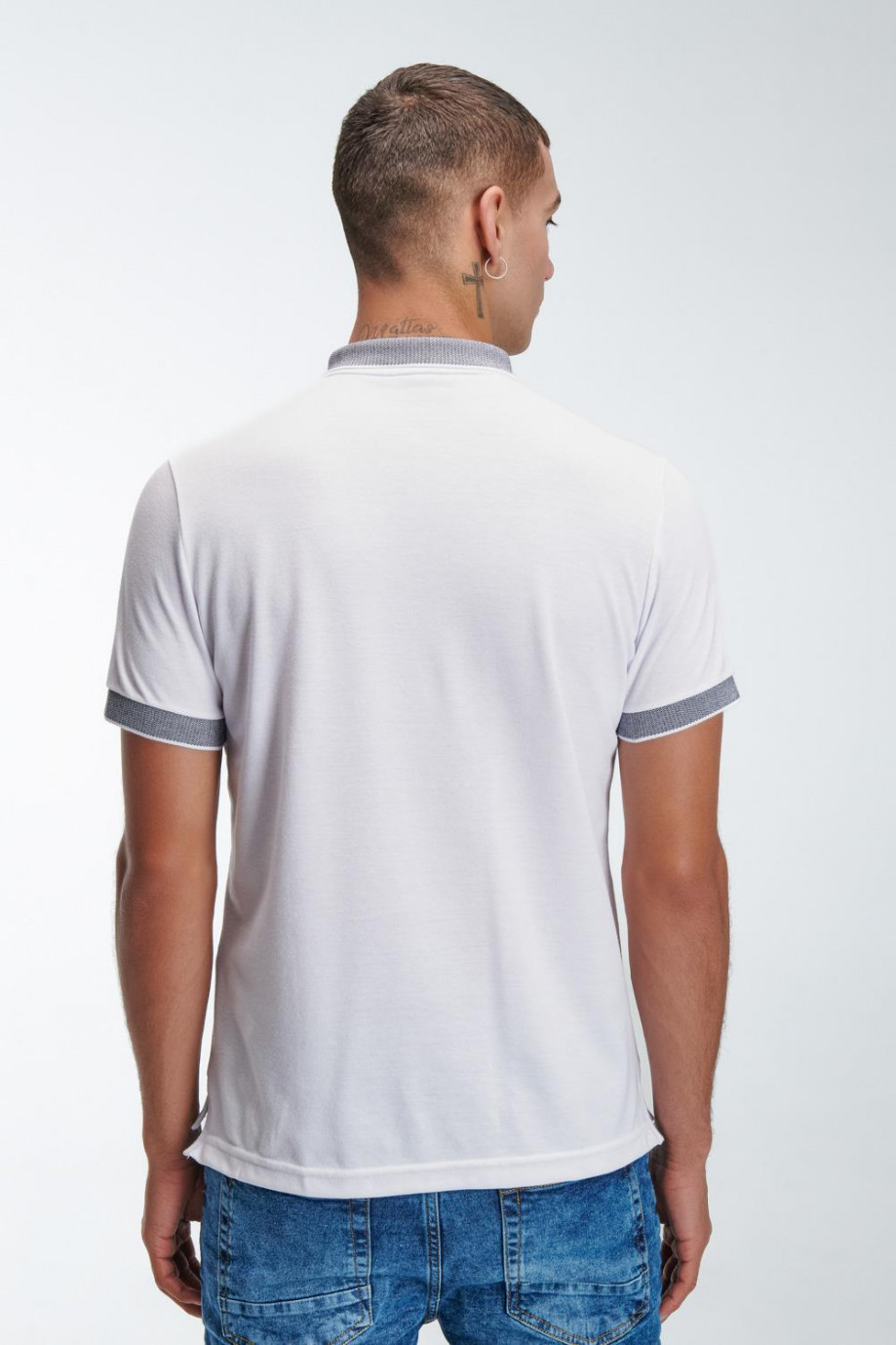 Camiseta polo unicolor con cuello y puños en contraste