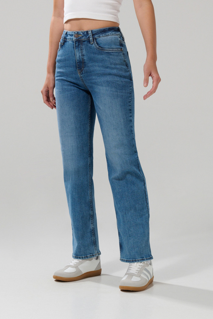 Jean bota recta straight leg azul medio con tiro alto