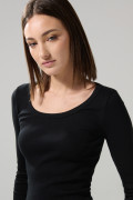Camiseta unicolor con escote en U y manga larga