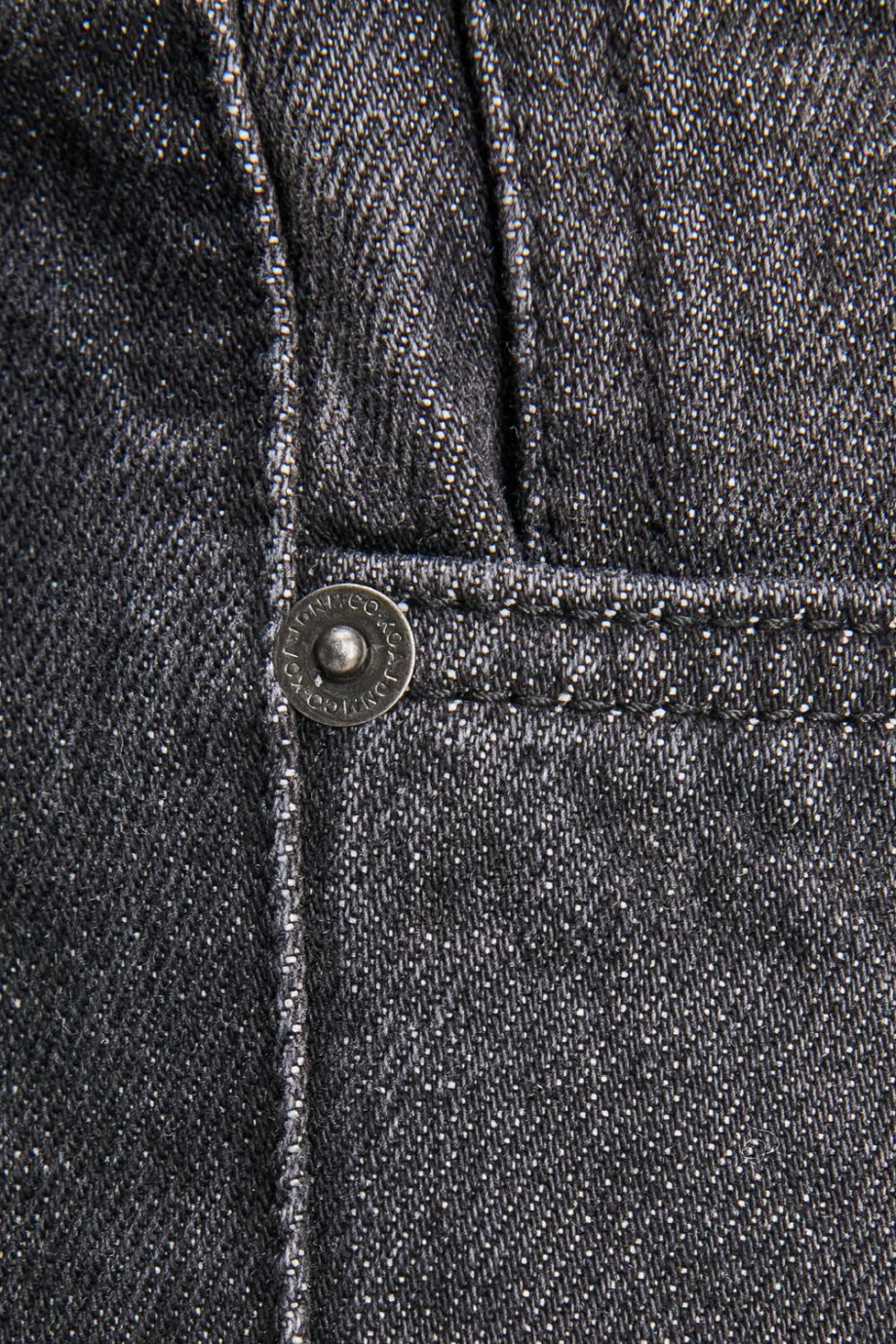 Jean 90´S gris oscuro tiro bajo con 5 bolsillos y botas rectas