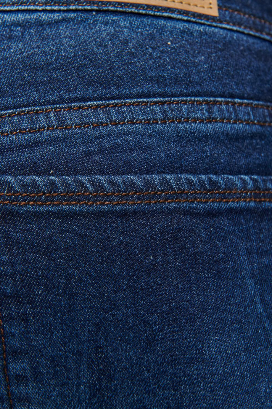 Jean azul intenso slim con hilos en contraste y tiro bajo