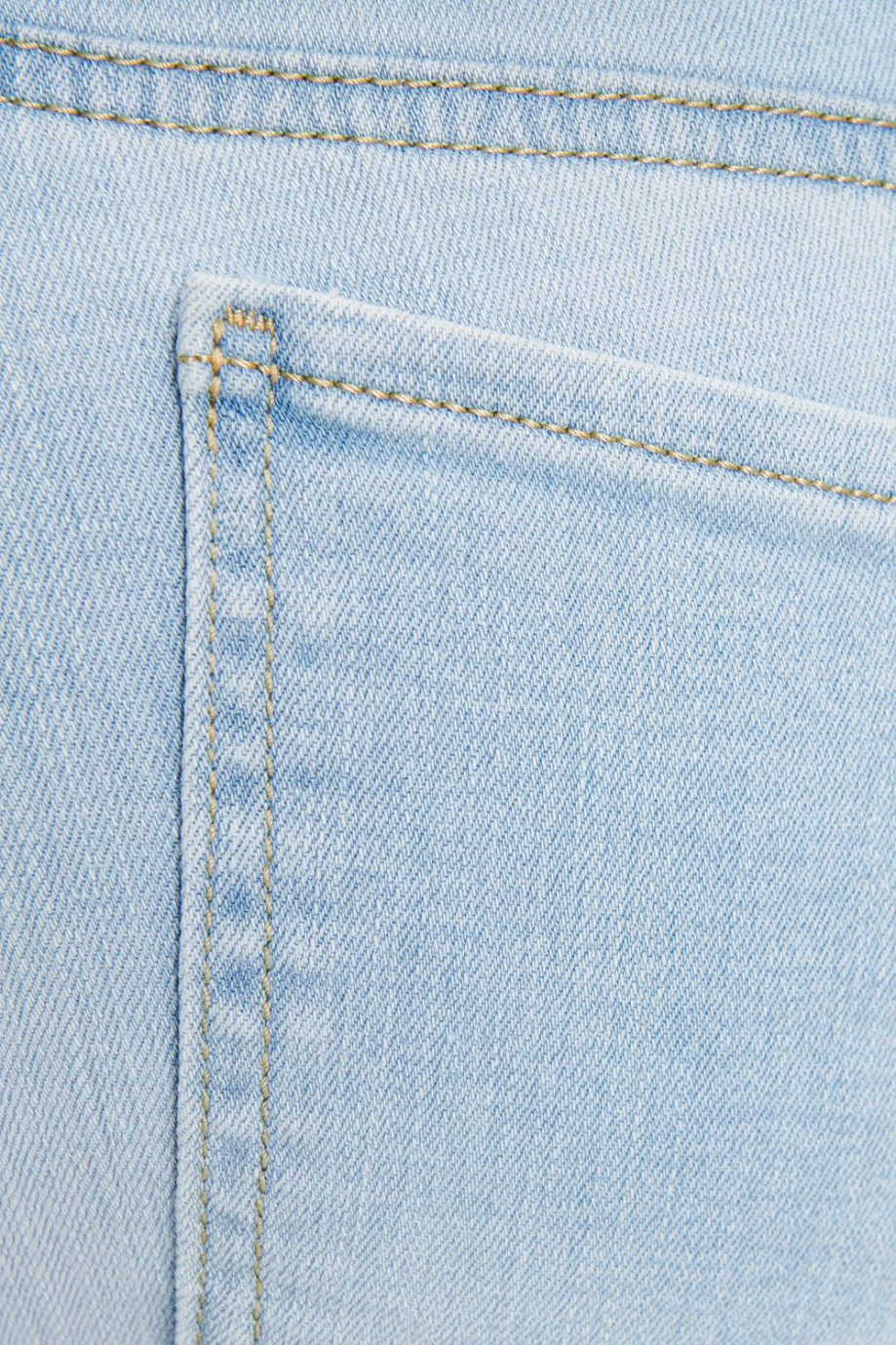 Jean súper skinny azul claro con detalles desteñidos y 5 bolsillos