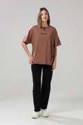 Camiseta café medio oversize manga corta con artes college