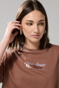 Camiseta café medio oversize manga corta con artes college