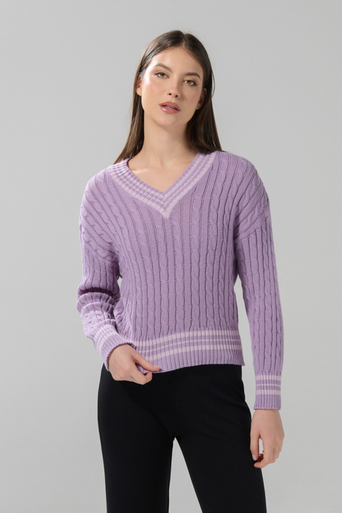 Suéter cuello V tejido morado claro con trenzas