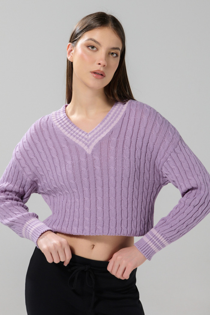 Suéter cuello V tejido morado claro con trenzas