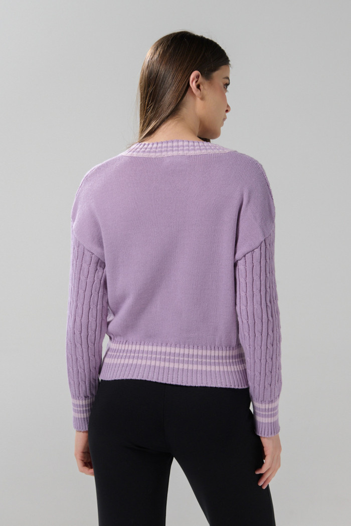 Suéter cuello V tejido morado claro con trenzas