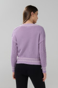 Suéter cuello V tejido morado claro con trenzas