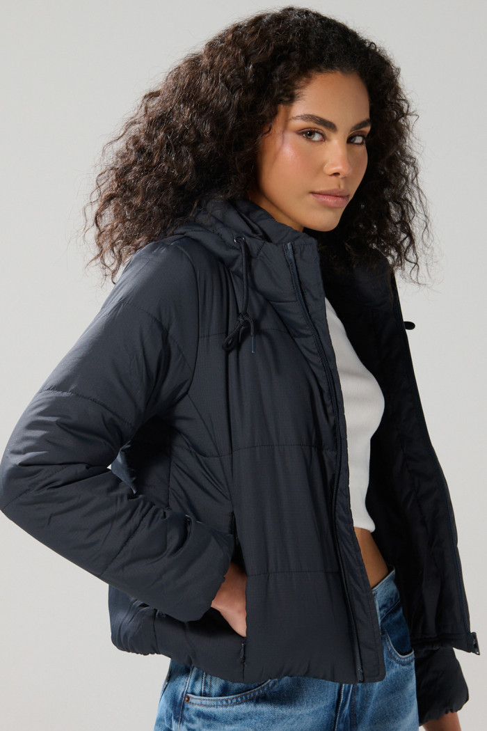 Chaqueta unicolor acolchada con capota y 2 bolsillos