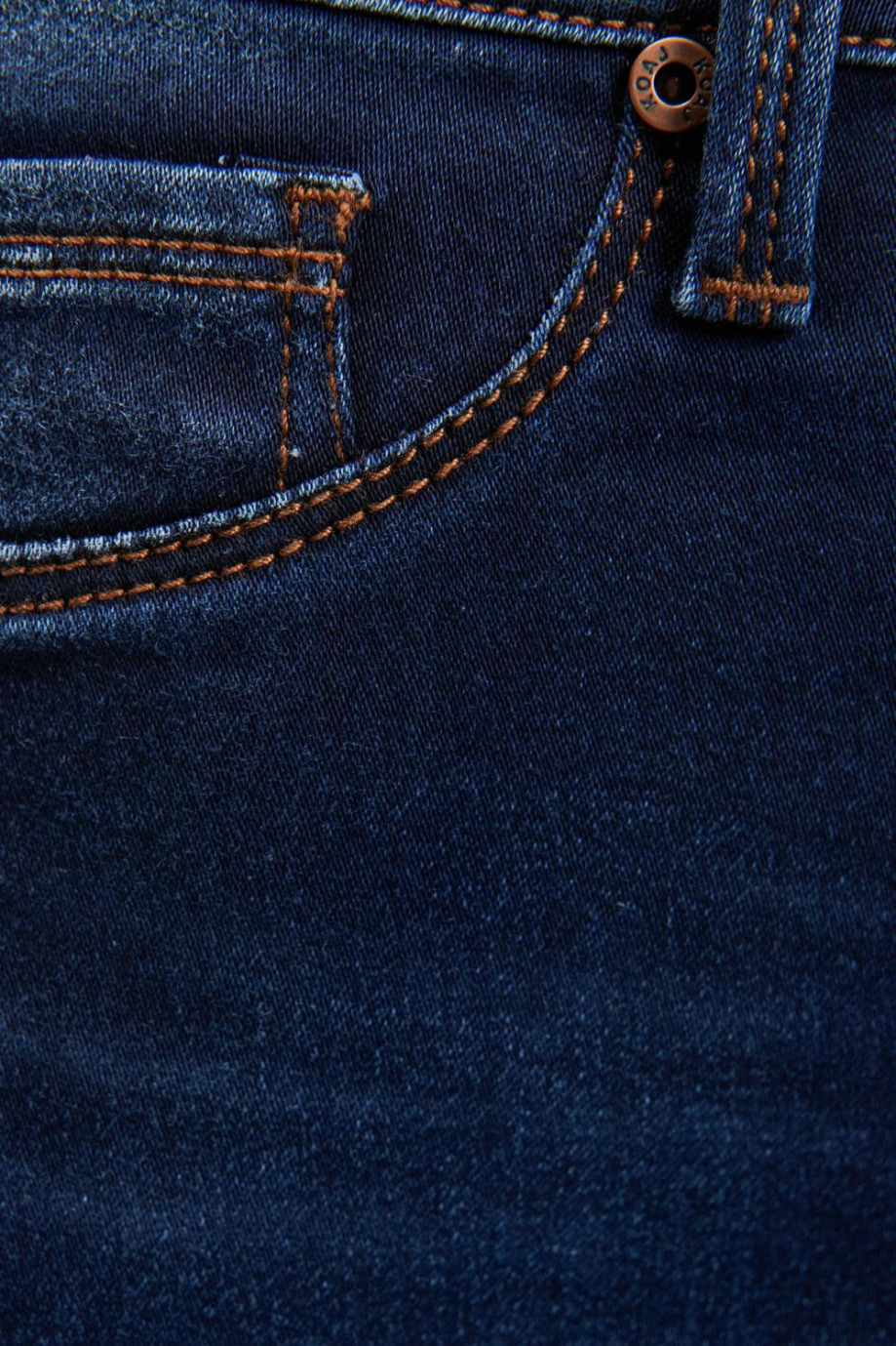 Jean jegging azul intenso con costuras en contraste y tiro súper alto