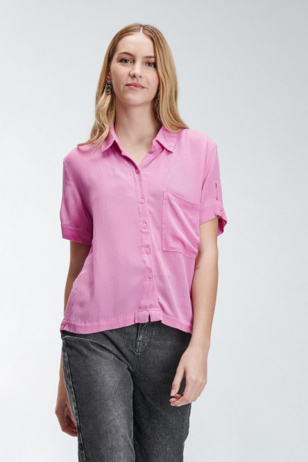 Blusa unicolor manga corta con cuello camisero y bolsillo en frente