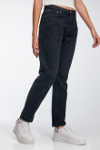 Jean boyfriend negro tiro alto con botas rectas cortas