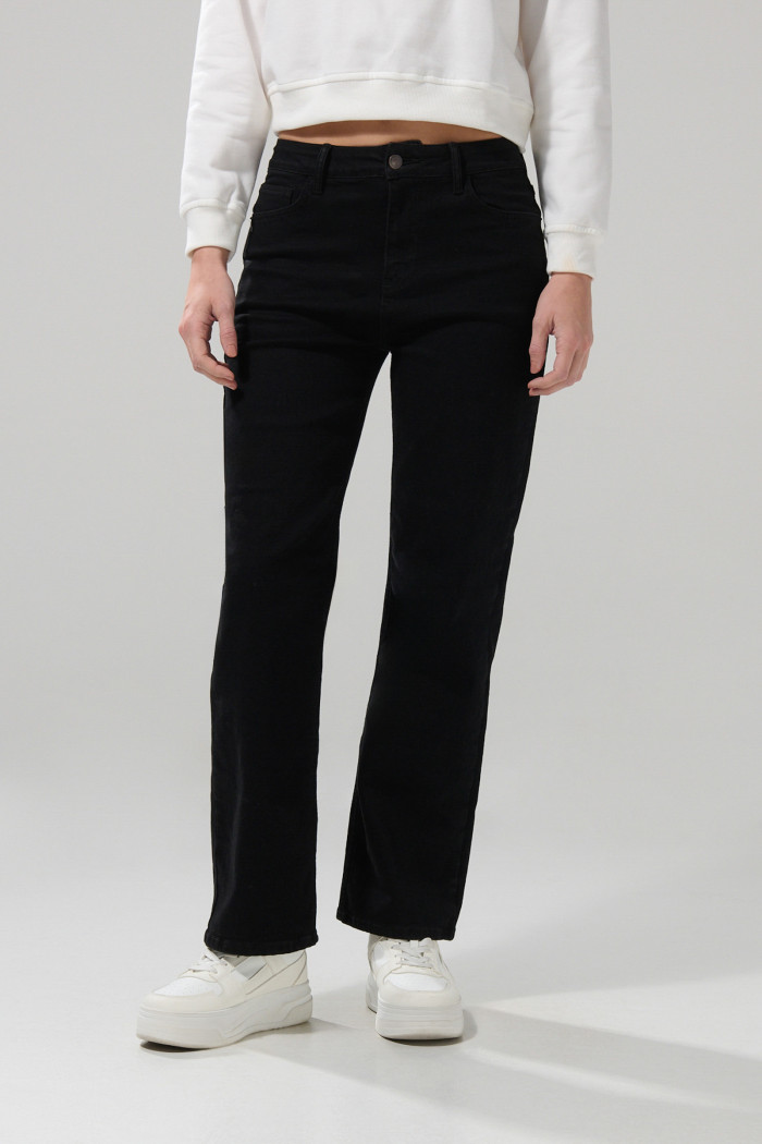 Jean straight leg negro bota recta con tiro alto y bolsillos
