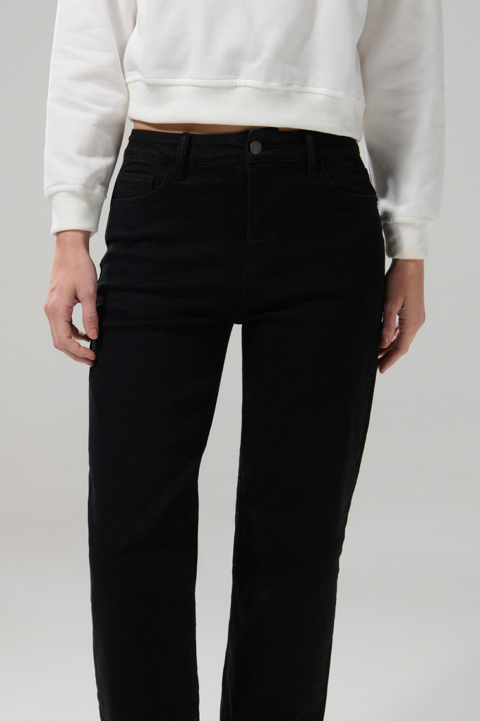 Jean straight leg negro bota recta con tiro alto y bolsillos