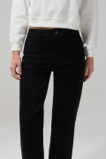 Jean straight leg negro bota recta con tiro alto y bolsillos