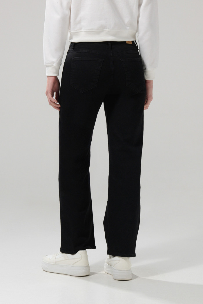 Jean straight leg negro bota recta con tiro alto y bolsillos