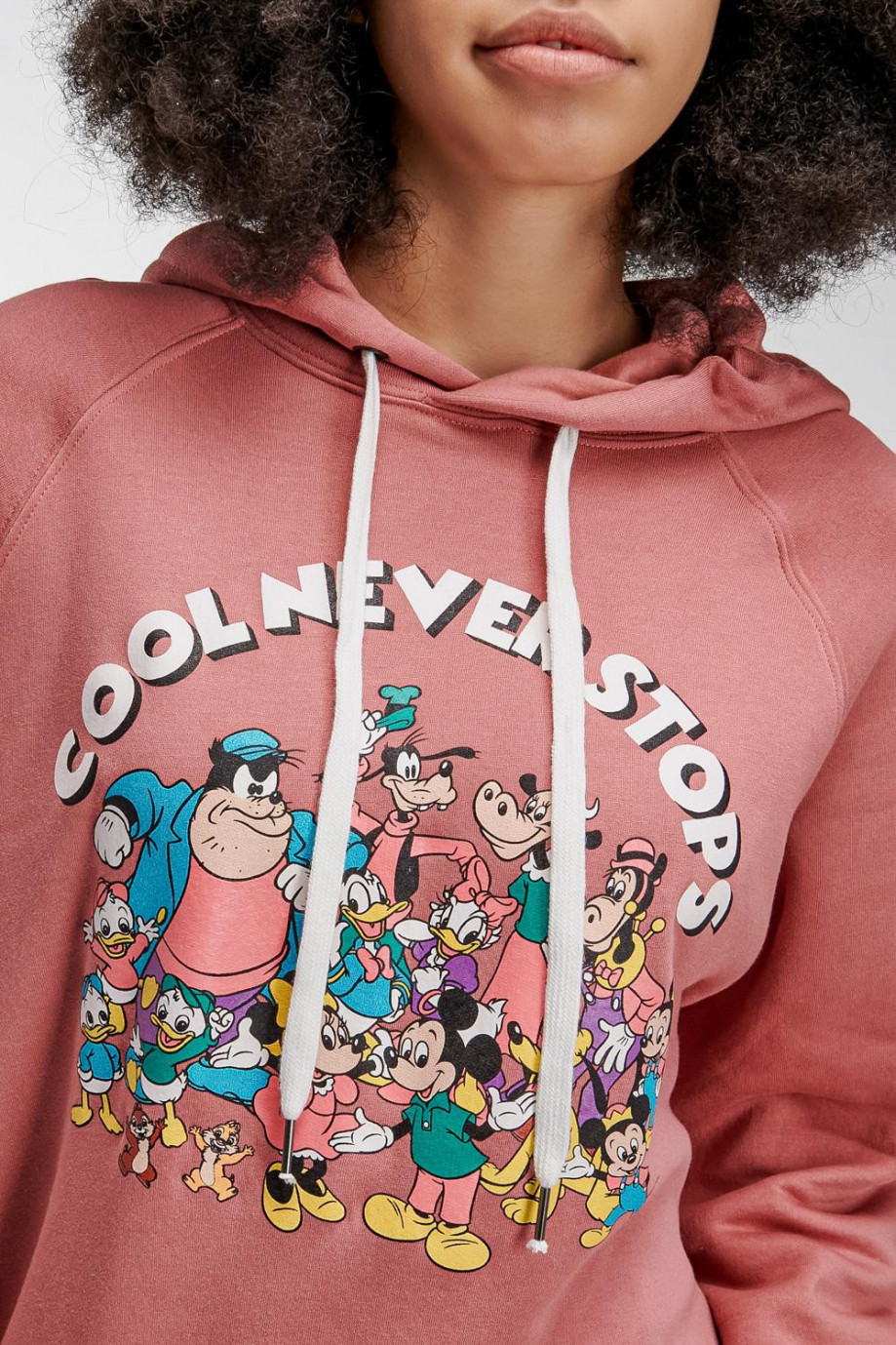 Buzo rosado intenso con capota y diseño de Disney estampado