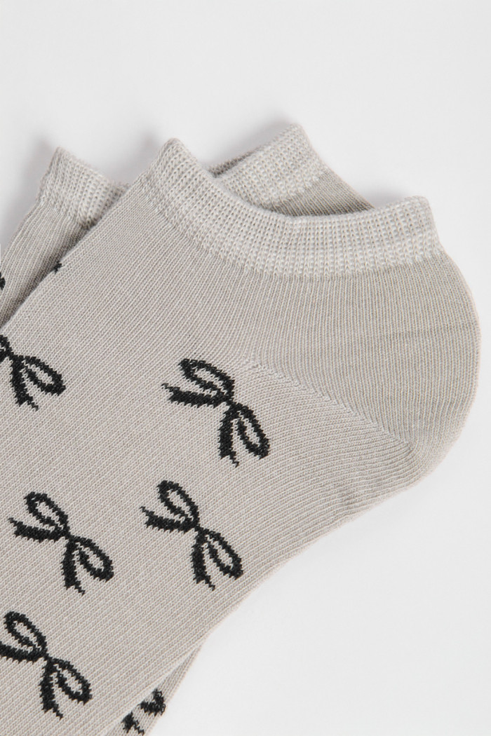 Medias unicolores tobilleras con diseño de moños