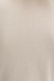 Camiseta unicolor manga larga, con cuello alto y perlas sobre manga.