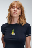 Camiseta crop top, con costuras en contraste con estampado en frente