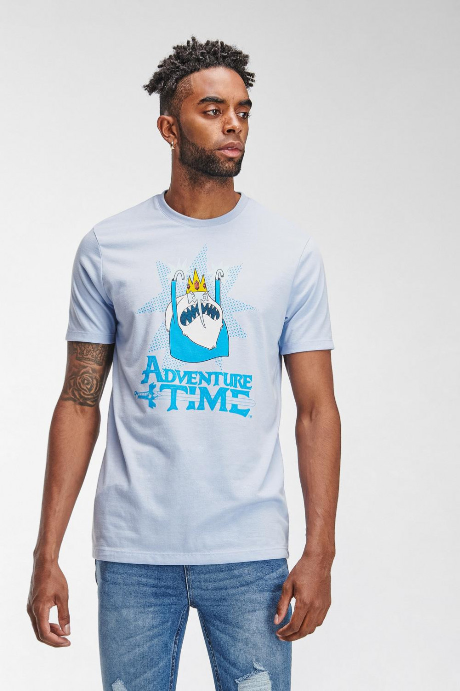 Camiseta azul clara con manga corta y diseño de Hora de Aventura