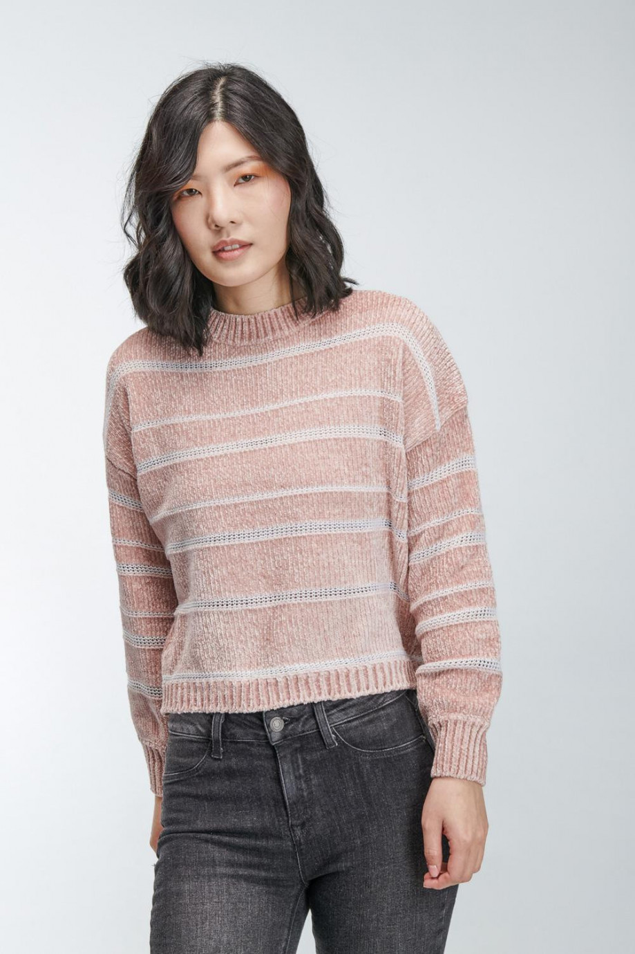 Suéter unicolor tejido con diseño de líneas y cuello redondo