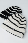 Gorro tejido unicolor a rayas con parche bordado