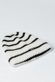 Gorro tejido unicolor a rayas con parche bordado
