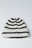 Gorro tejido unicolor a rayas con parche bordado
