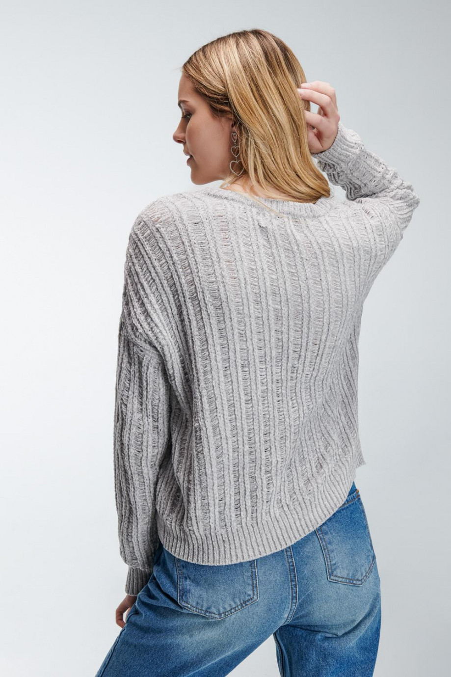 Suéter unicolor tejido texturizado con cuello en V