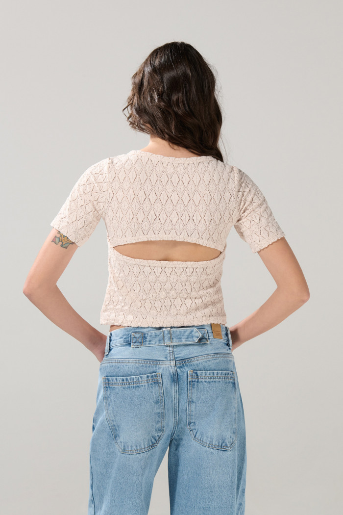 Camiseta kaki clara con escote en espalda y manga corta