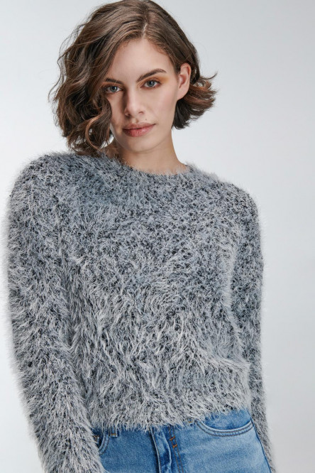 Suéter cuello redondo unicolor con textura afelpada