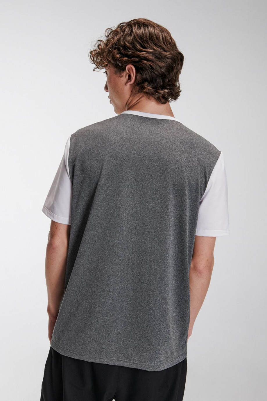 Camiseta fit manga corta, con corte en contraste y estampado sobre el frente.