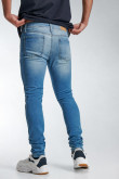 Jean súper skinny azul claro con desgastes de color, bolsillos y tiro bajo