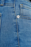 Jean súper skinny azul claro con desgastes de color, bolsillos y tiro bajo