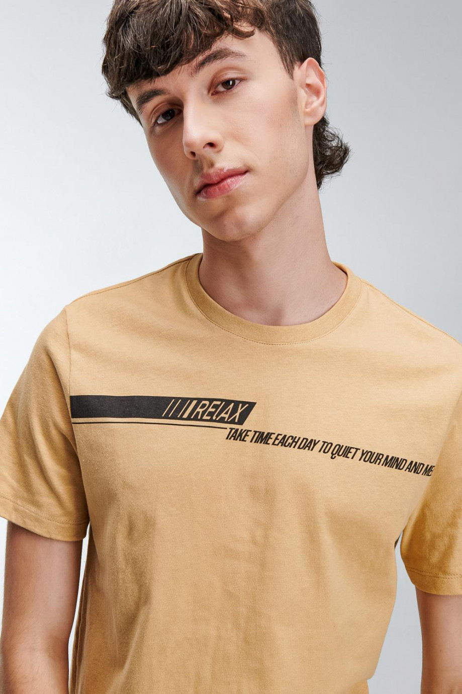 Camiseta cuello redondo unicolor con estampado de letras negras
