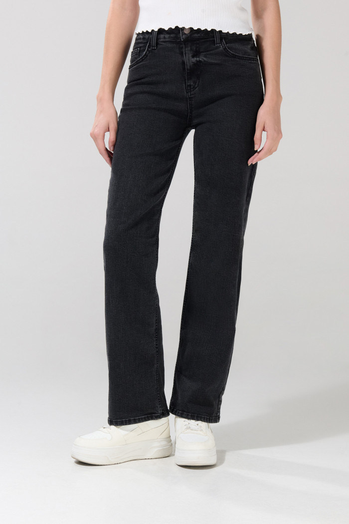 Jean straight leg tiro alto gris intenso con bota recta