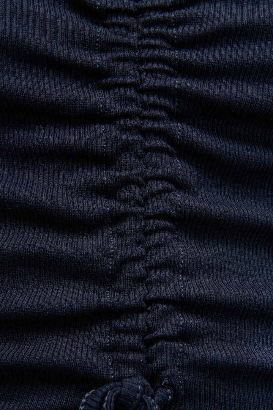 Camiseta manga larga sin estampar, con túnel y cordón para recogido en el frente.