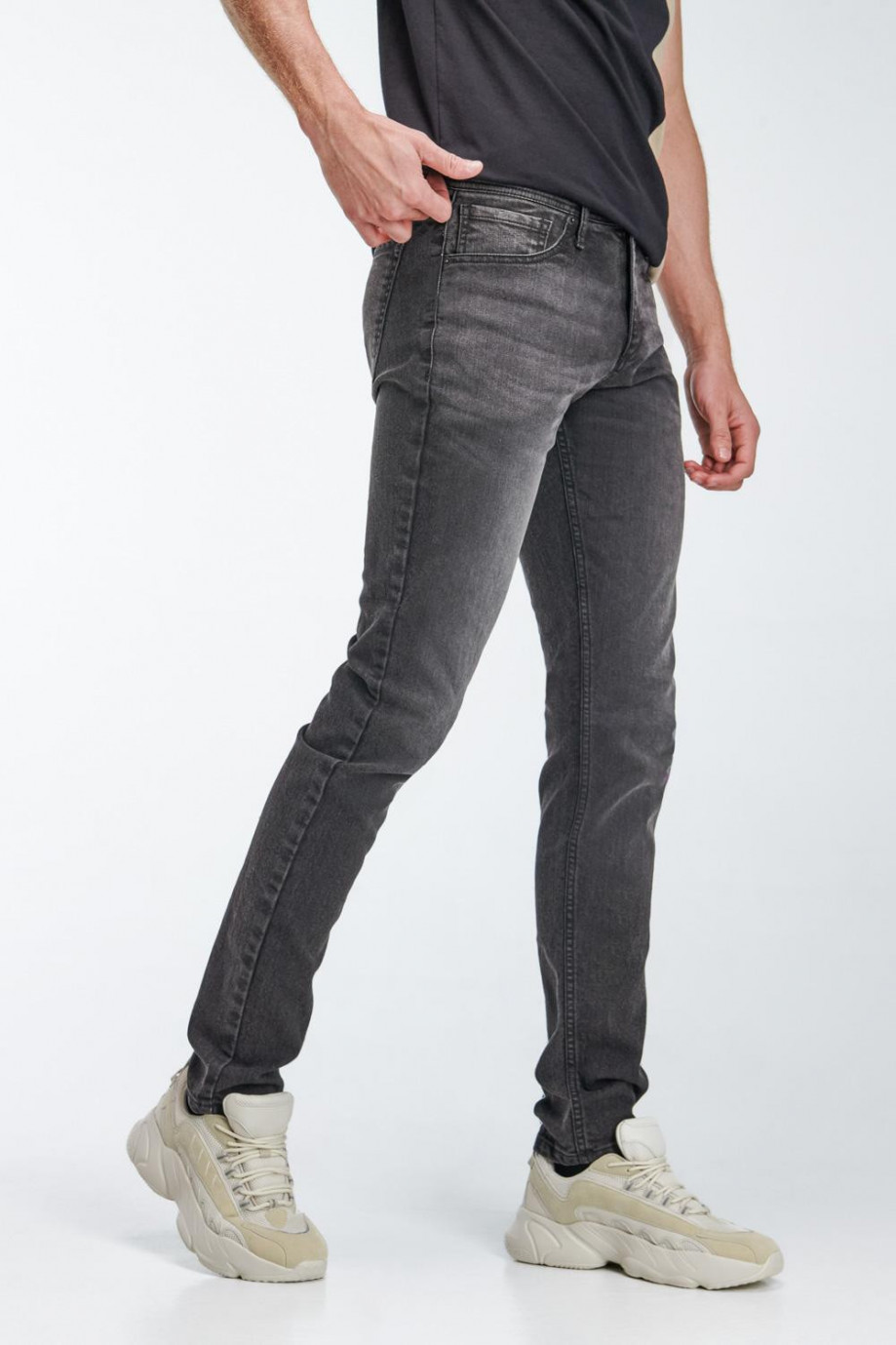 Jean gris oscuro slim con costuras negras y desgastes de color