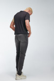 Jean gris oscuro slim con costuras negras y desgastes de color