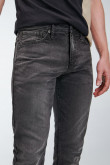 Jean gris oscuro slim con costuras negras y desgastes de color