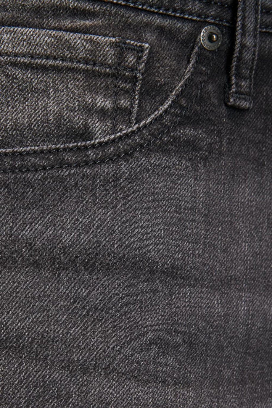 Jean gris oscuro slim con costuras negras y desgastes de color