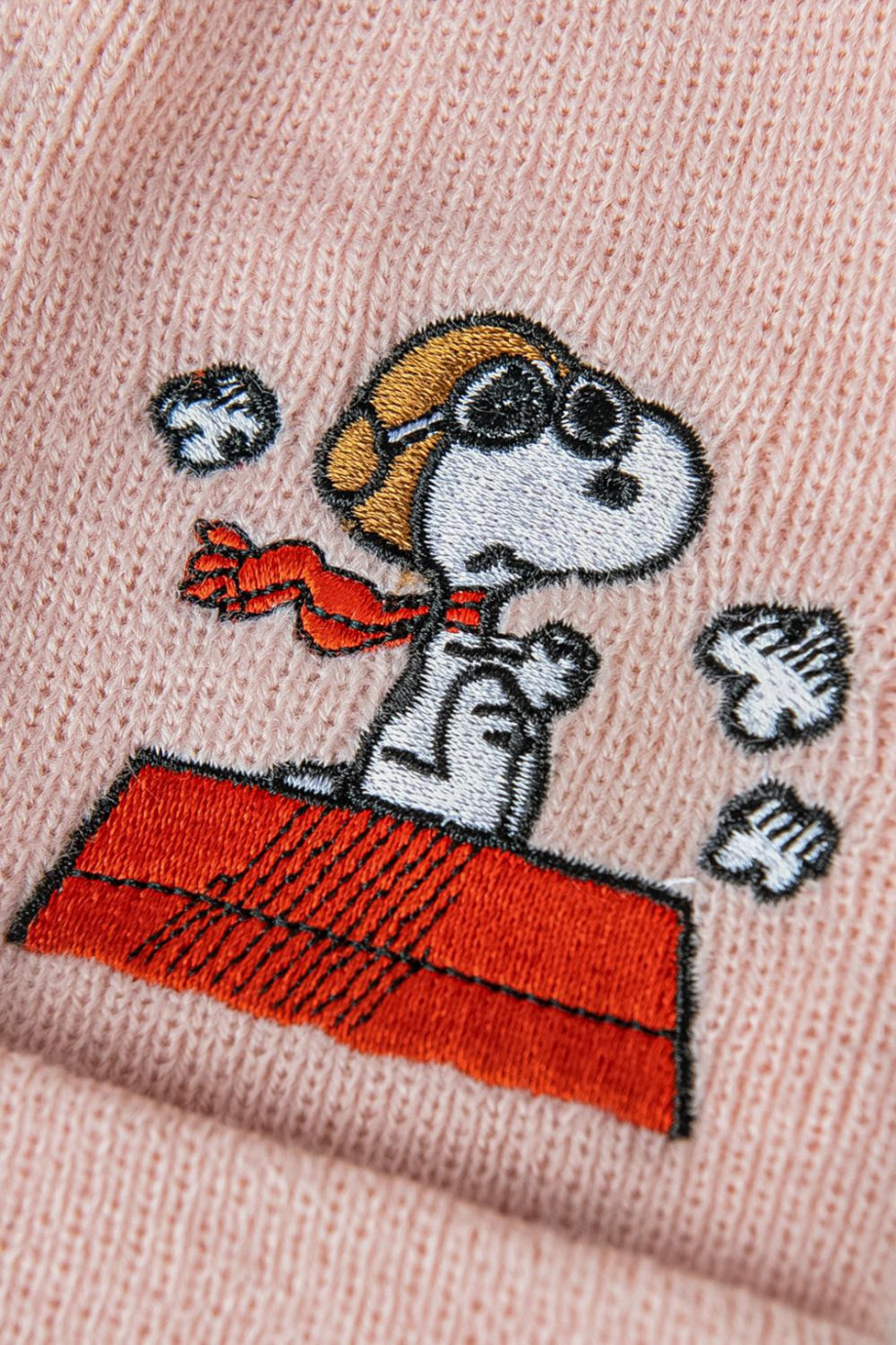 Gorro rosado medio con doblez ajustable y bordado de Snoopy